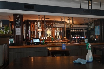 光熱費負担増でパブ閉店の危機 英政府に業界が対応要請