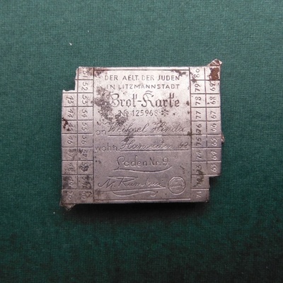 パン配給カードの形をした珍しいブローチを公開、アウシュビッツの近くで発見