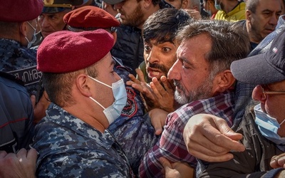 ナゴルノ停戦にアルメニア国民激怒、首相辞任求め抗議デモ 