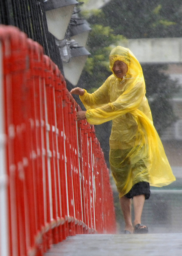 大型で非常に強い台風8号、台湾に上陸