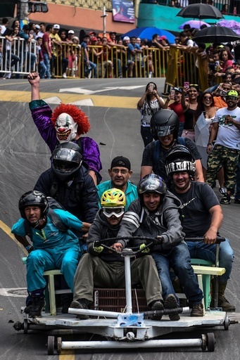 コロンビアで「カーフェスティバル」、手作りカートで快走