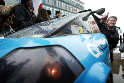 太陽電池式自動車で初の世界一周に成功、40か国を17か月で走破