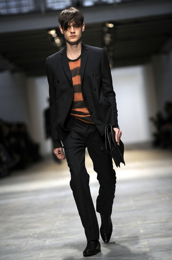 ＜11/12年秋冬ミラノ・メンズコレクション＞コスチューム ナショナル