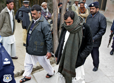 旅客機爆破テロ未遂の容疑者逃走で、おじと護送担当警察官を逮捕