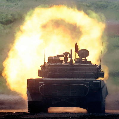 自衛隊火力演習、戦車やロケット弾の射撃披露
