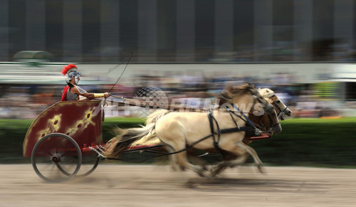 気分は古代ローマ ベルリンで 剣闘士 の馬車レース 写真10枚 ファッション ニュースならmode Press Powered By Afpbb News