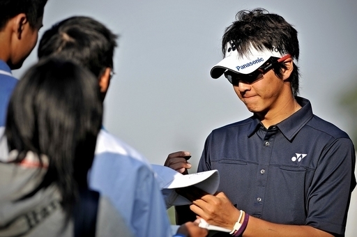 石川選手ら取材のTV局カート、ゴルフ場のギャラリー4人をはねる