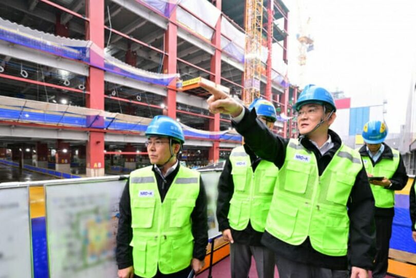 次世代半導体R&amp;D団地の建設現場を視察するイ・ジェヨン会長（写真=サムスン電子）(c)KOREA WAVE