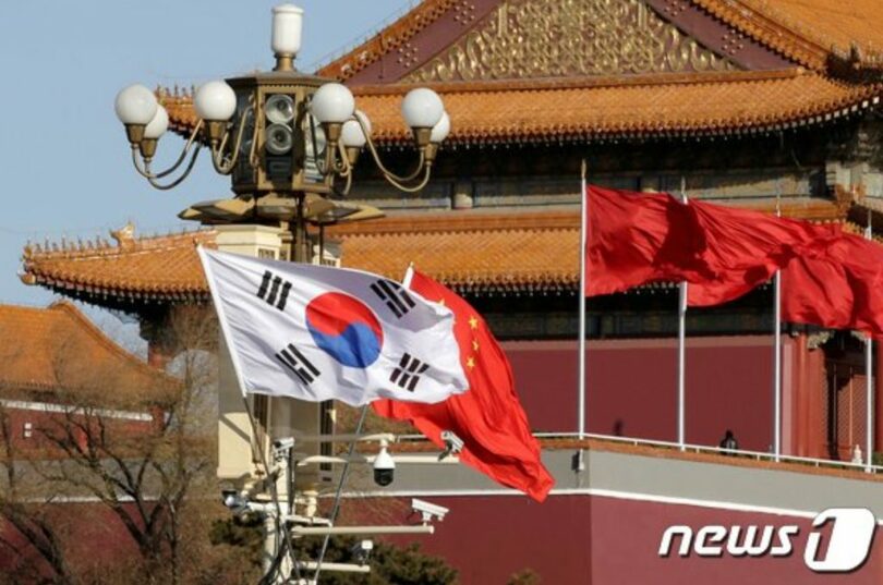 2017年12月15日、北京の天安門広場に掲揚された中国と韓国の国旗(c)ロイター/news1