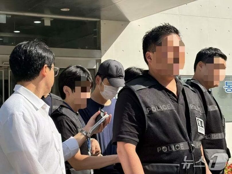 離婚訴訟中の妻を刃物で殺害した30代の公務員が3日、逮捕前の容疑者審問を受けるため、京畿道城南市の盆唐警察署を出る様子(c)news1