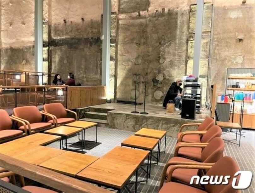 京東1960店の店内舞台(c)news1