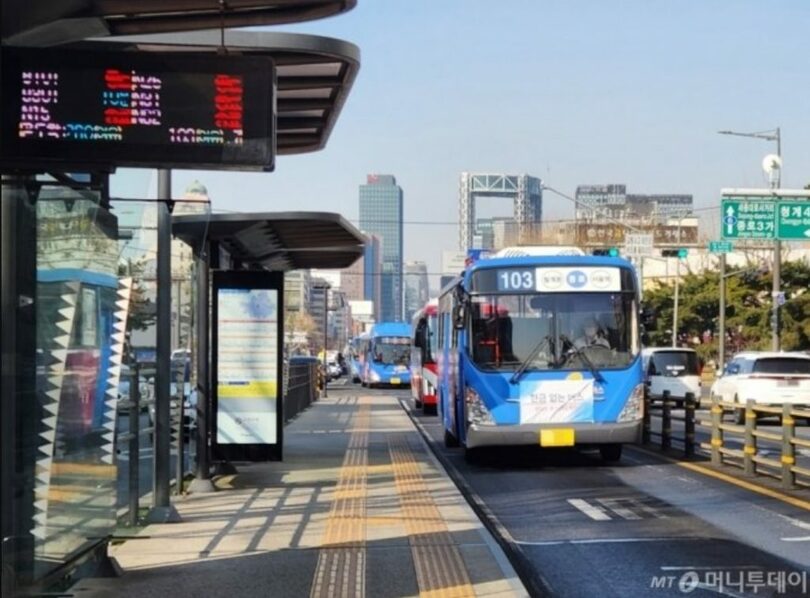 ソウル市鍾路区(チョンノグ)にある市内バス乗り場にバスが次々と入っている(記事の内容と写真は無関係)(c)MONEYTODAY