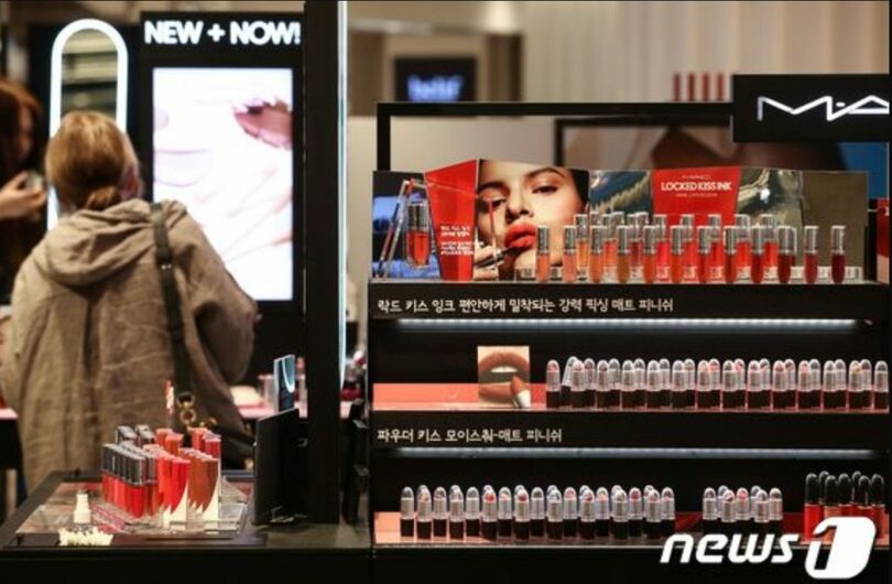 ソウル市内のある百貨店で化粧品を試している市民(c)news1