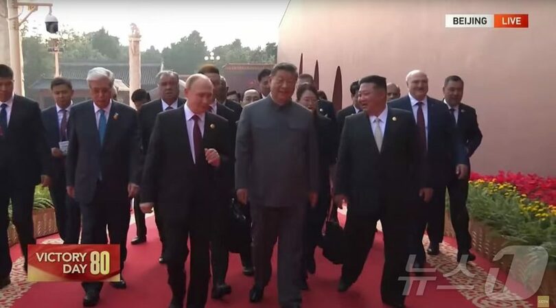 9月3日、北京・天安門広場で開かれた戦勝節行事に出席した習近平・中国国家主席や北朝鮮のキム・ジョンウン（金正恩）朝鮮労働党総書記、プーチン露大統領ら＝中国CGTN映像(c)news1