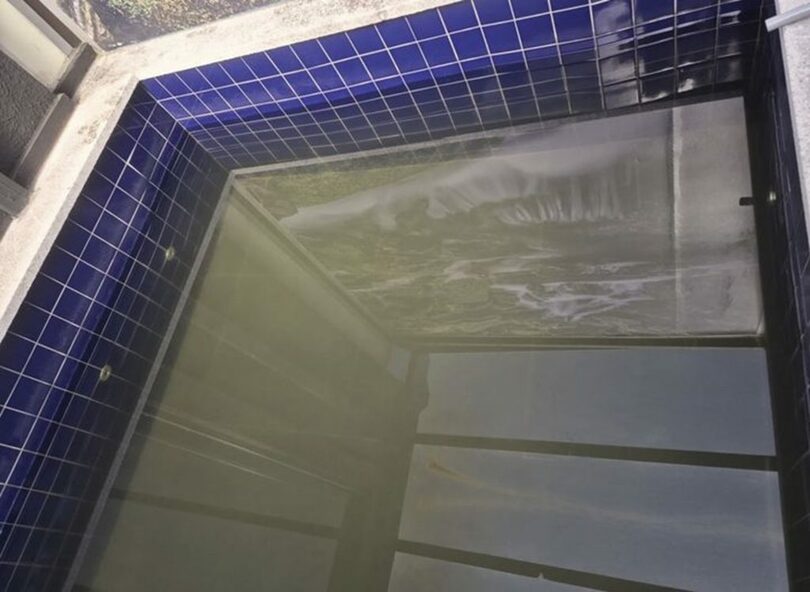 濁った水がたまった京畿道のプール付きヴィラ＝SNSより(c)NEWSIS
