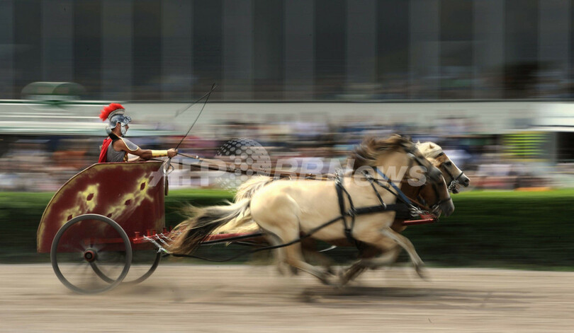 気分は古代ローマ、ベルリンで「剣闘士」の馬車レース