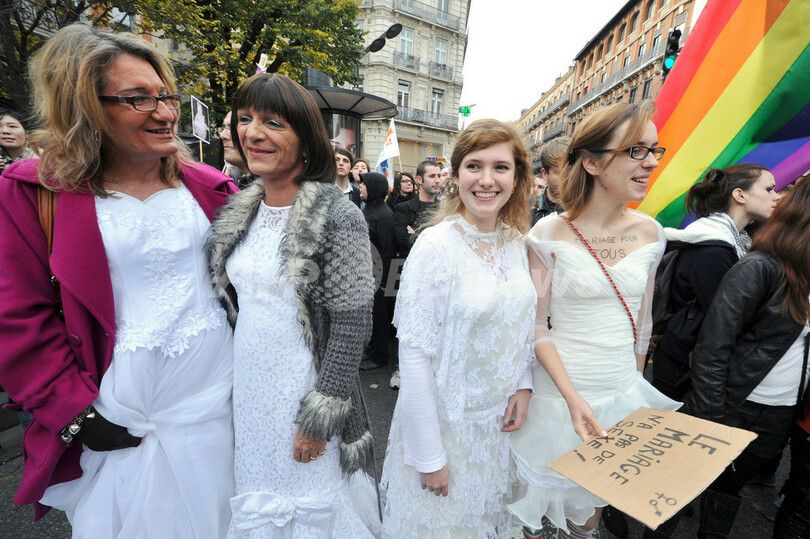 同性婚合法化法案への反対デモに10万人、賛成派と警察の衝突も フランス