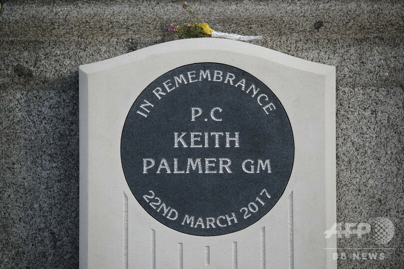 殉職警官の慰霊碑横で放尿した男を訴追 英ロンドン