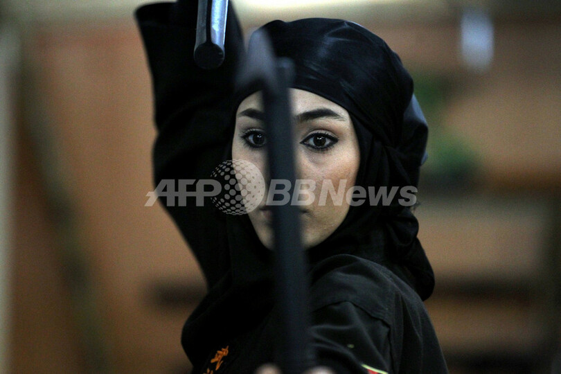 イラン女性に「忍術」が人気？華麗な技を披露