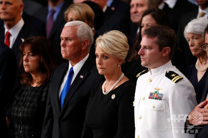 マケイン氏追悼式、議事堂の広間にひつぎ安置 トランプ氏は欠席