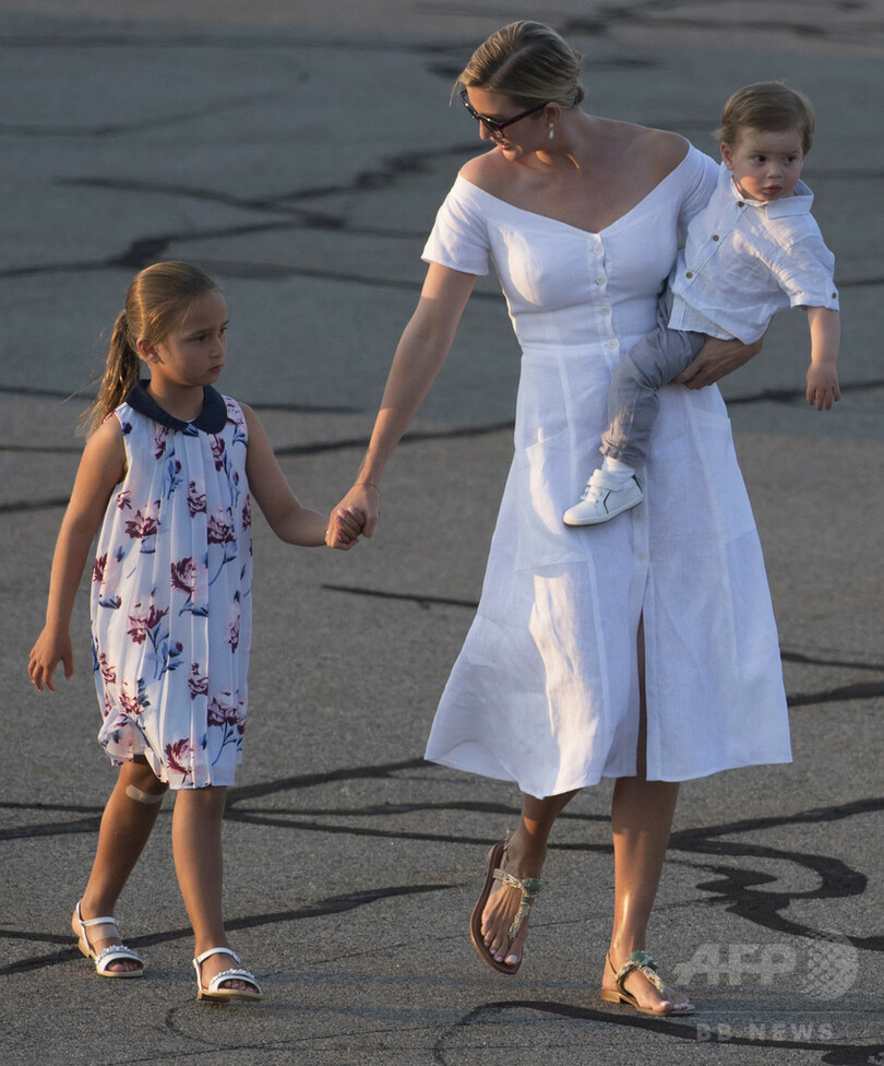 イヴァンカ氏親子写真に怒り噴出 移民問題に「無神経」と批判