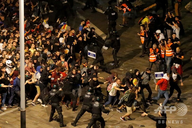 カタルーニャ独立派幹部に長期禁錮刑 バルセロナで抗議デモ