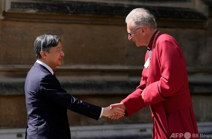 天皇陛下、エリザベス女王の墓に供花