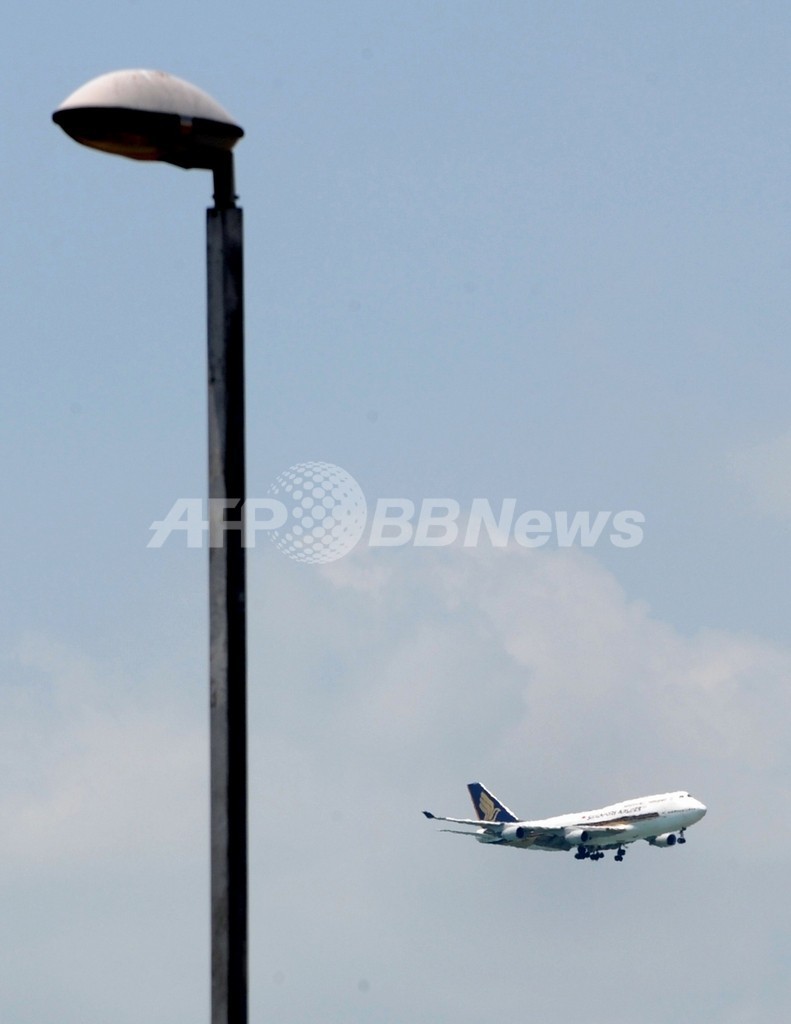 ショッピングモール駐車場に航空機の破片落下、米マイアミ