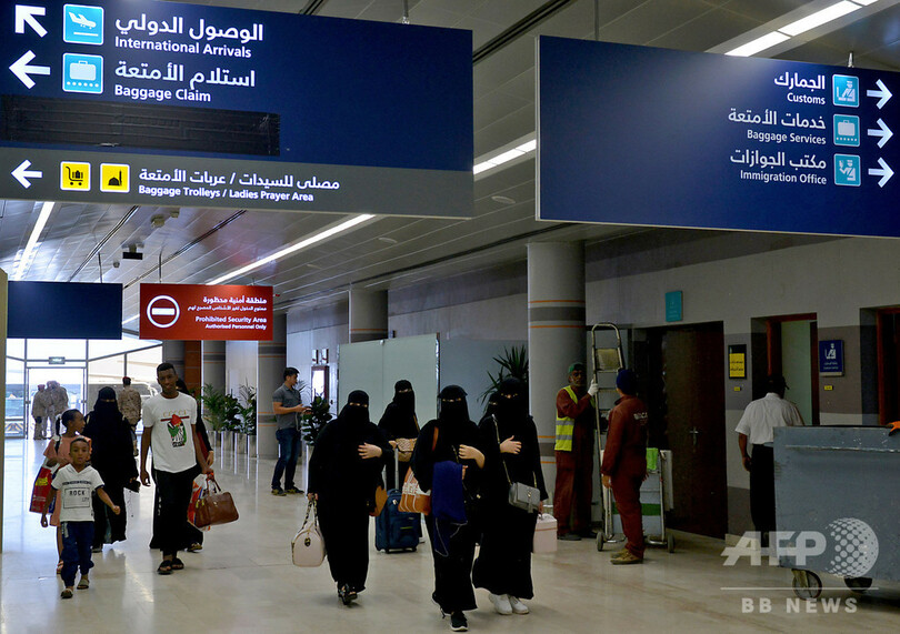 サウジ女性、男性後見人の許可不要で国外旅行可能に 規制緩和の適用開始
