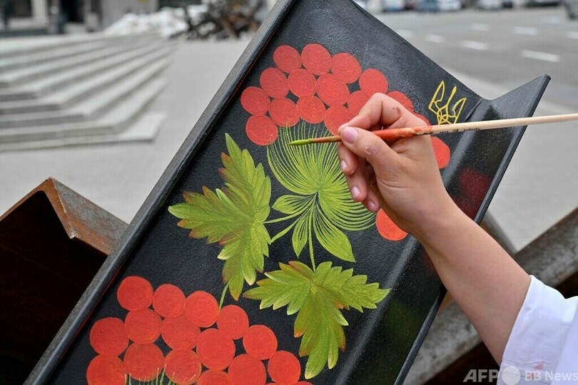 対戦車バリケードにウクライナ伝統の装飾 アートで軍支援