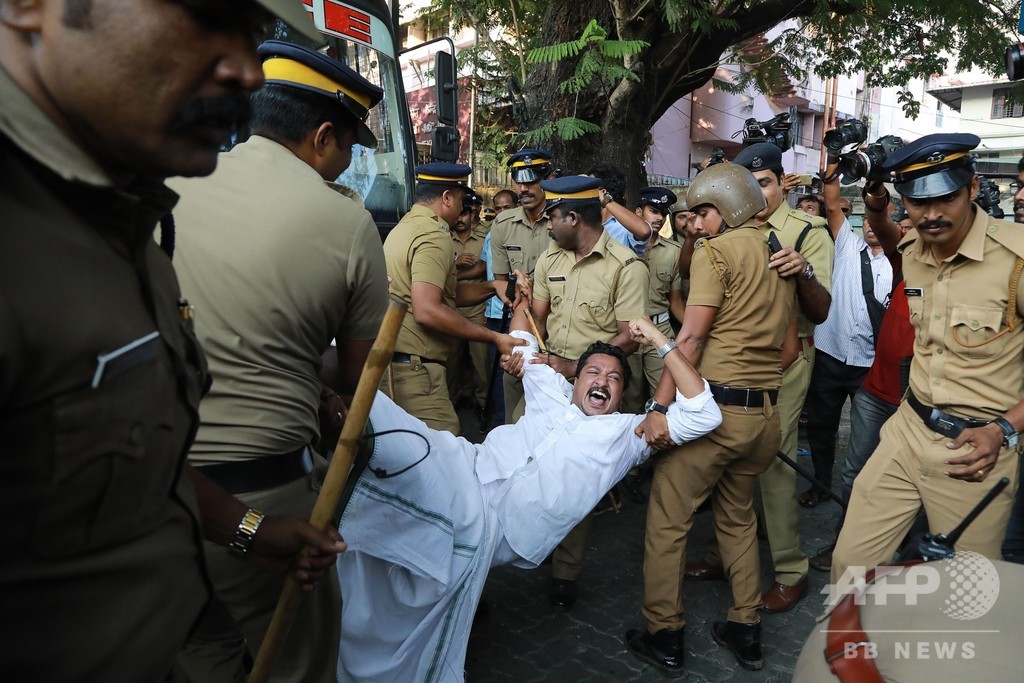 インドのヒンズー教寺院に女性立ち入り 暴動発生で1人死亡 写真5枚 国際ニュース Afpbb News