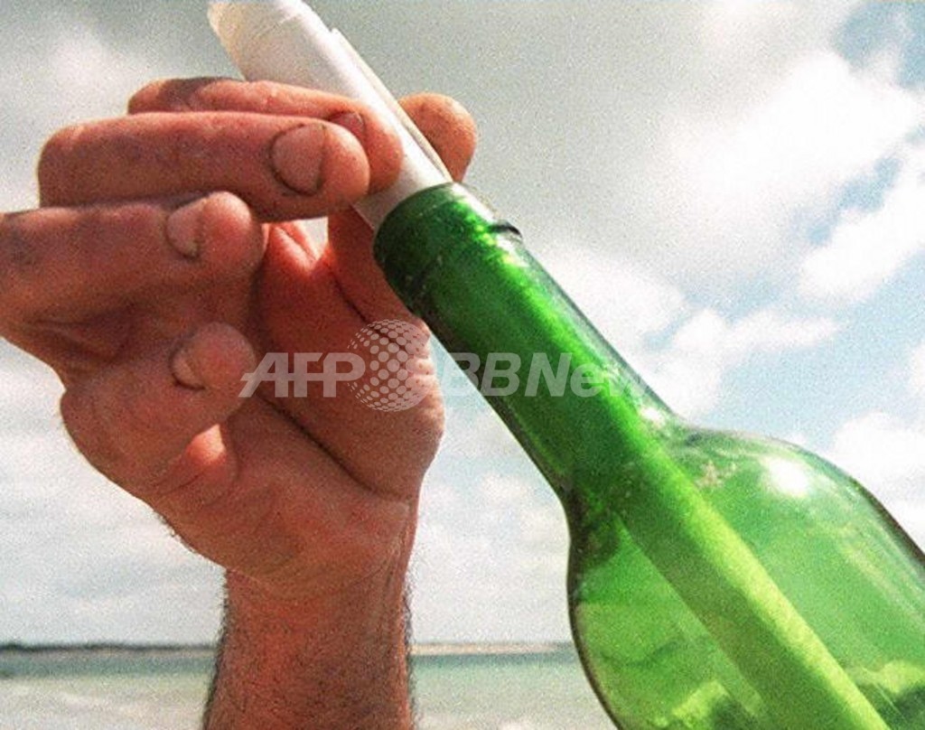 カナダからの手紙入りボトル、28年経てクロアチア海岸で発見 カナダからの手紙入りボトル、28年経てクロアチア海岸で発見