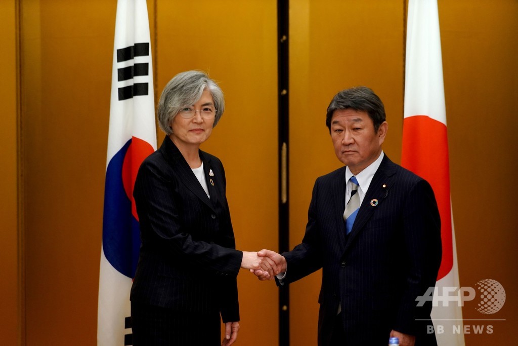 名古屋で日韓外相会談、両国外相が握手を交わす