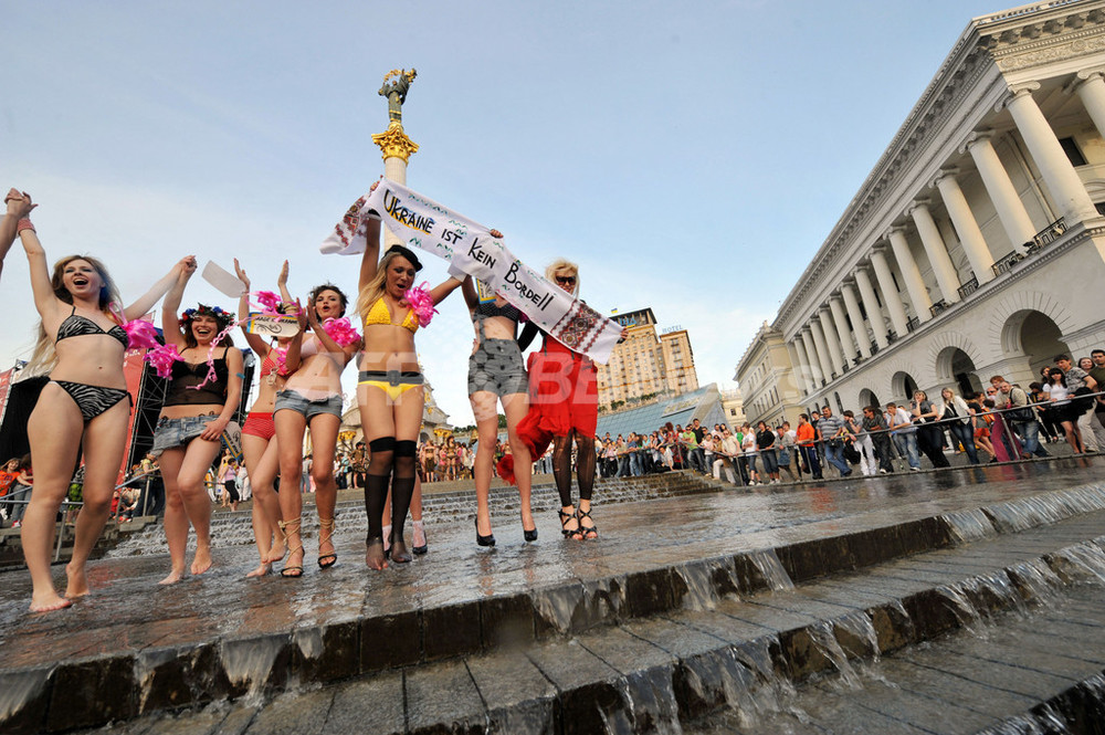 売春ツアー撲滅訴え集会、ウクライナの女性団体 写真8枚 国際ニュース：afpbb News