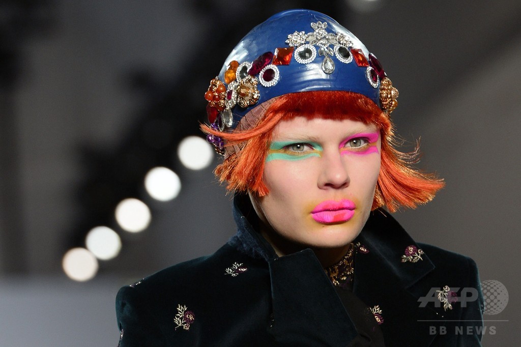 ピエロ風の奇抜なモデルでインパクト、「メゾン マルジェラ」15/16秋冬