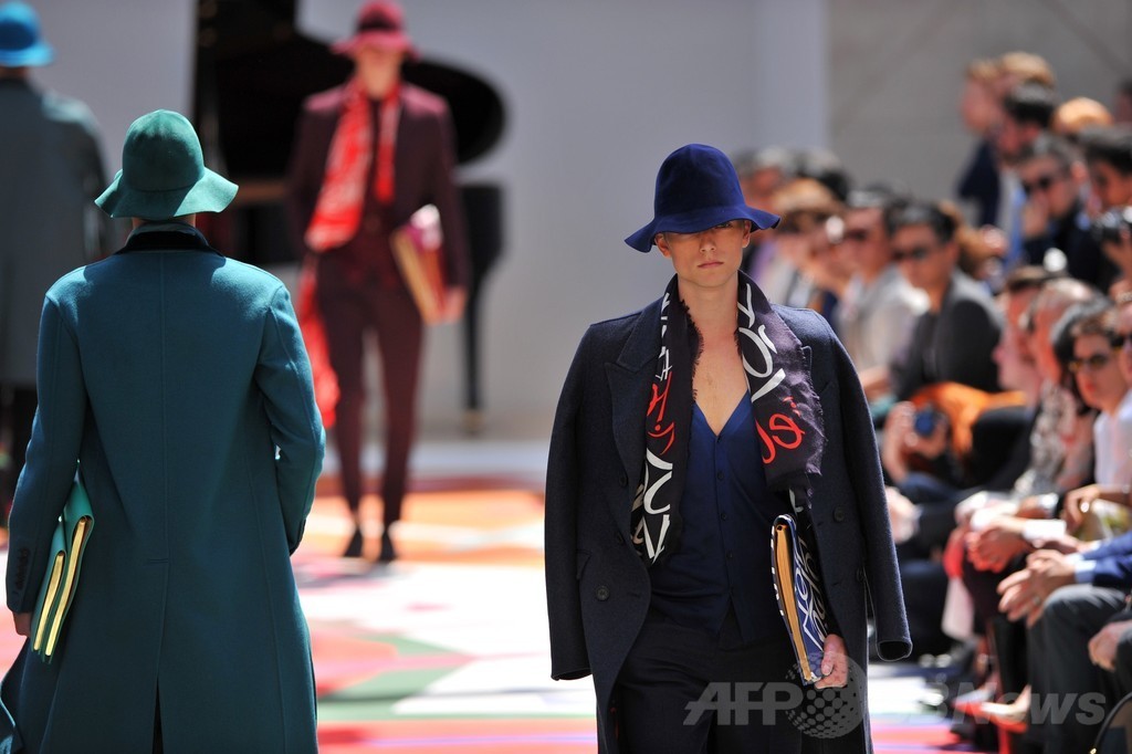 小物で遊び心を表現、「バーバリー プローサム」15年春夏メンズ