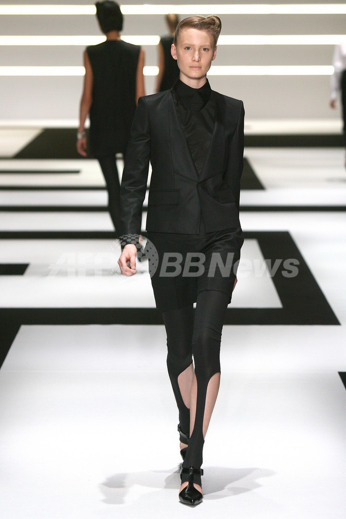 ＜09年春夏東京・コレクション＞グリーン、新作を発表