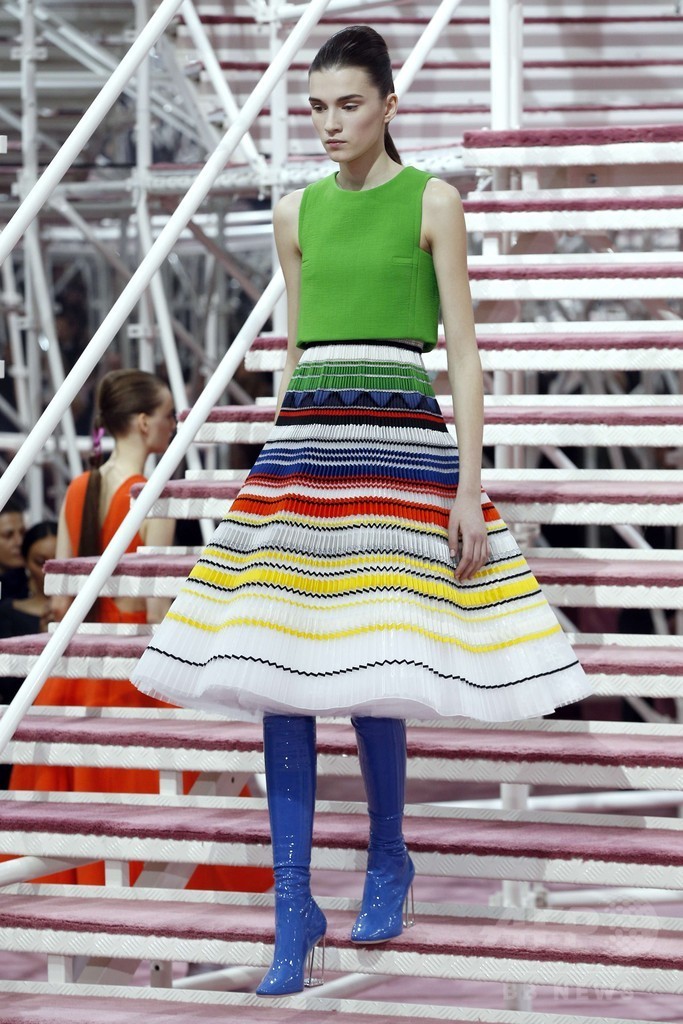 50～70年代の要素を取り入れた新たな女性像を提案、「ディオール」15年春夏オートクチュール