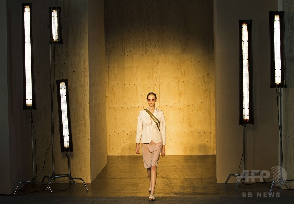 オーバーサイズの服にフェミニンさをプラス、「ポール・スミス」15年春夏