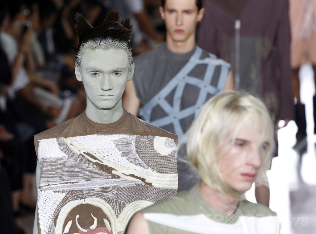 全身真っ白のモデルも、「リック・オウエンス」15年春夏メンズ