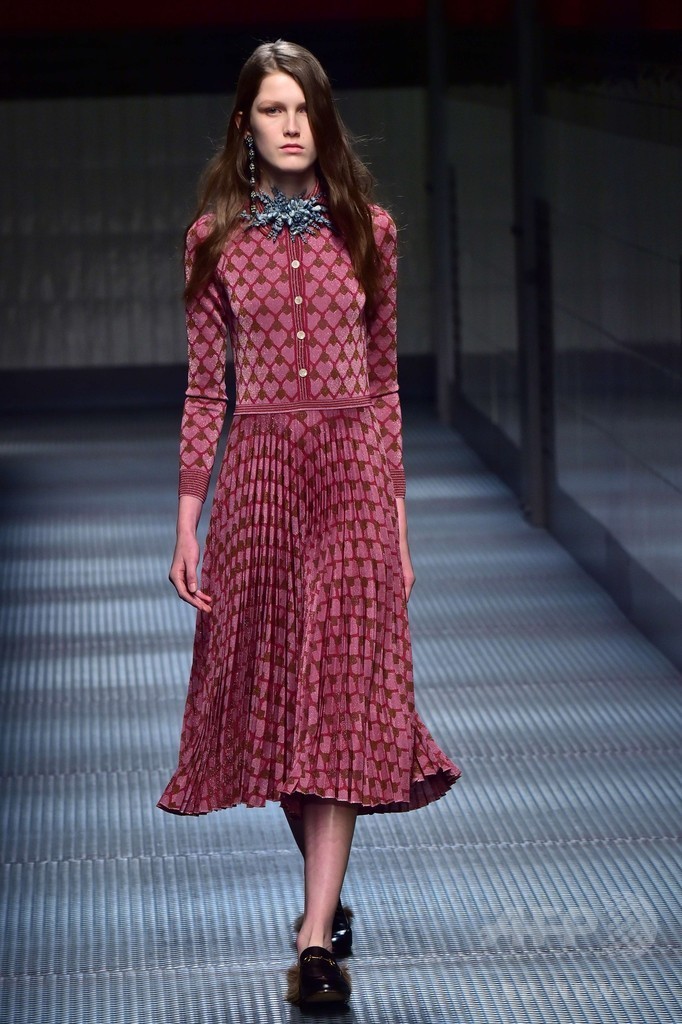 アレッサンドロ・ミケーレが打ち出すロマンティックな女性像、「グッチ」15/16秋冬