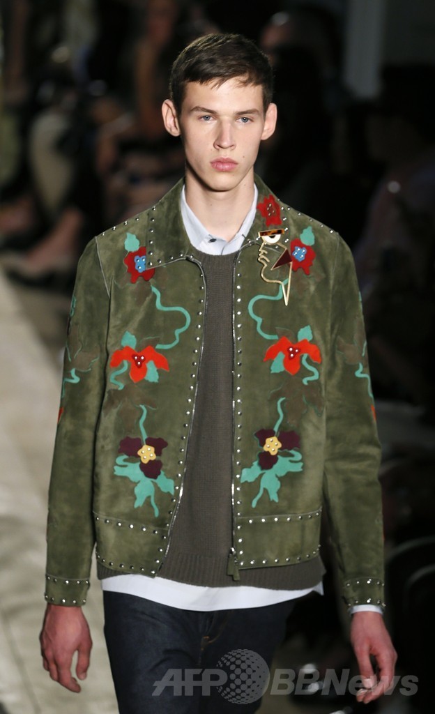 動植物を描いたシックなテキスタイルに注目、「ヴァレンティノ」15年春夏メンズ