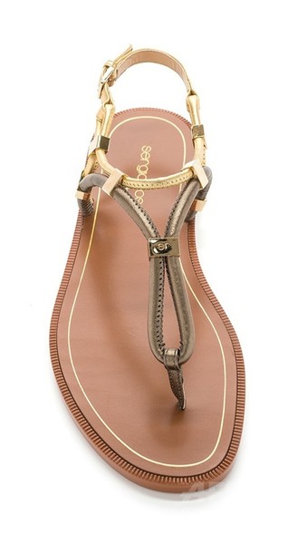 「セルジオ ロッシ」夏のフラットサンダルに注目