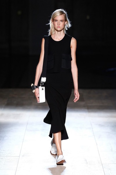 ベルトとポケットでアクセント、「ヴィクトリア ベッカム」15年春夏