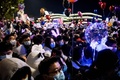中国・湖北省武漢で大みそかの夜、マスクを着けてカウントダウンイベントに参加する人々（2020年12月31日撮影）。(c)NOEL CELIS / AFP