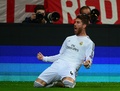 サッカー欧州チャンピオンズリーグ2013-14（UEFA Champions League 2013-14）準決勝第2戦、バイエルン・ミュンヘン（Bayern Munich）対レアル・マドリード（Real Madrid）。前半16分に先制点を挙げ歓喜するレアル・マドリードのセルヒオ・ラモス（Sergio Ramos、2014年4月29日撮影）。(c)AFP/JOHN MACDOUGALL