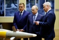 ロシア・トゥーラにあるKBP器械設計局傘下の機械工場を視察するウラジーミル・プーチン大統領（2022年12月23日撮影）。(c)SPUTNIK / AFP