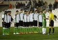 サッカースペイン国王杯（Copa del Rey 2013-14）準々決勝第2戦、ラシン・サンタンデール（Racing Santander）対レアル・ソシエダ（Real Sociedad）。主審（右）と言葉を交わすラシン・サンタンデールのGKマリオ・フェルナンデス（Mario Fernandez、右から2人目、2014年1月30日撮影）。(c)AFP/ANDER GILLENEA