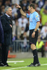 サッカースペイン国王杯（Copa del Rey 2012-13）決勝、レアル・マドリード（Real Madrid）対アトレティコ・マドリード（Atletico de Madrid）。主審（右）から退席処分を受けるレアル・マドリードのジョゼ・モウリーニョ（Jose Mourinho）監督（2013年5月17日撮影）。(c)AFP/JAVIER SORIANO