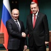 トルコ・アンカラ（Ankara）の大統領宮殿で、共同記者会見後に握手するウラジーミル・プーチン（Vladimir Putin）ロシア大統領（左）とレジェプ・タイップ・エルドアン（Recep Tayyip Erdogan）トルコ大統領（2014年12月1日撮影）。(c)AFP/ADEM ALTAN